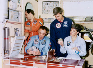 Mir-22 crew checks out food that will be available on Mir